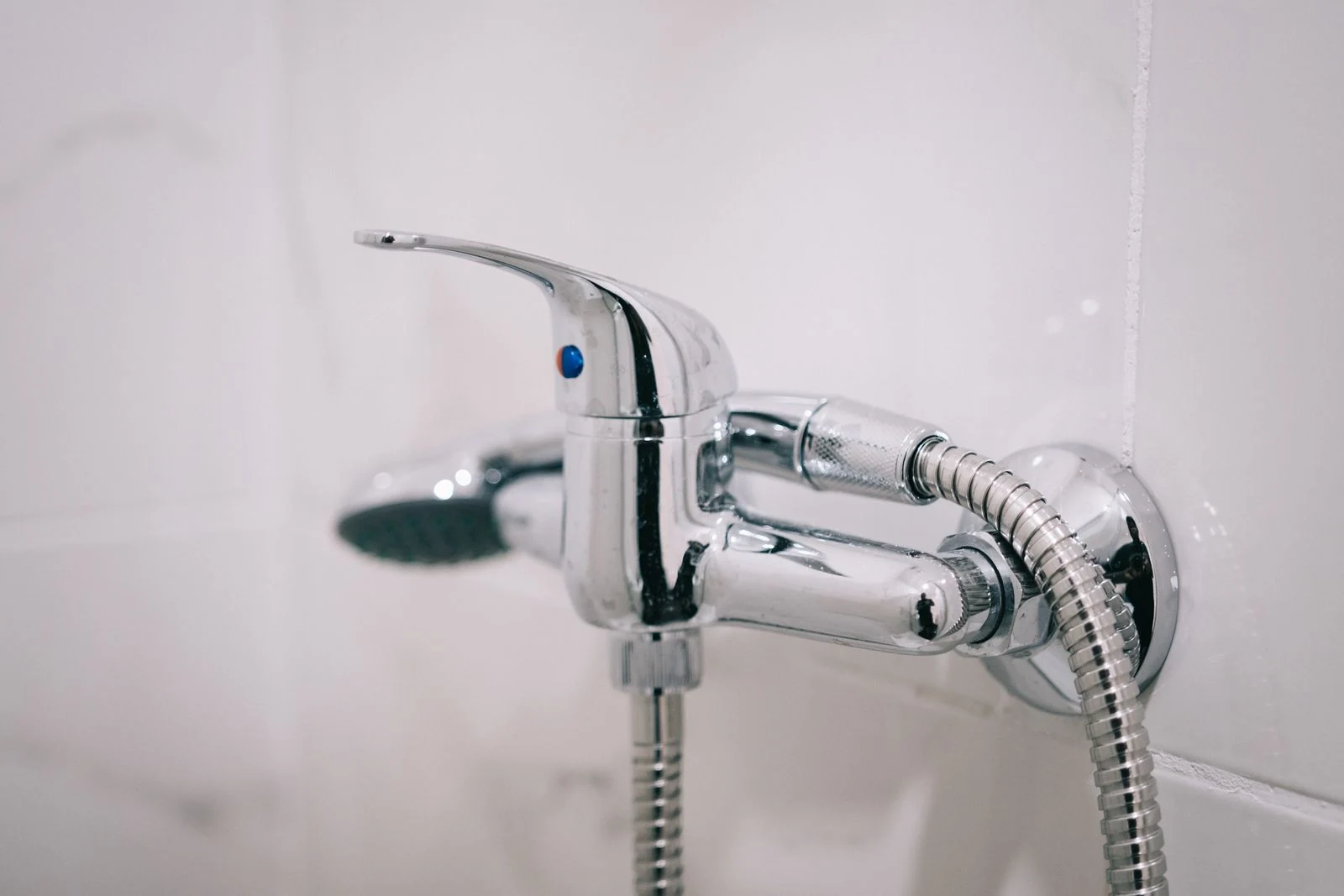 Bath mixer tap and shower hose