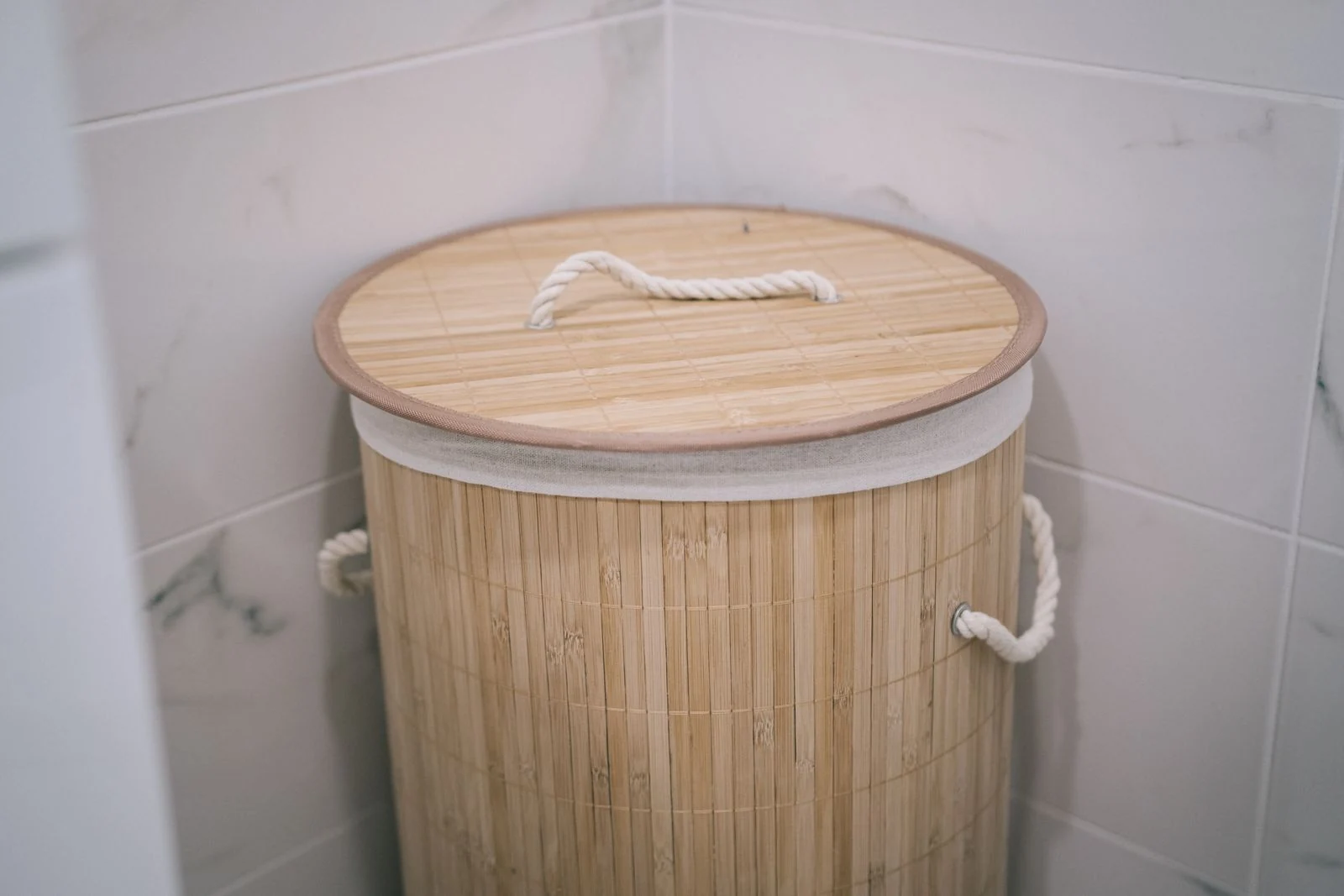 Lidded bathroom laundry basket