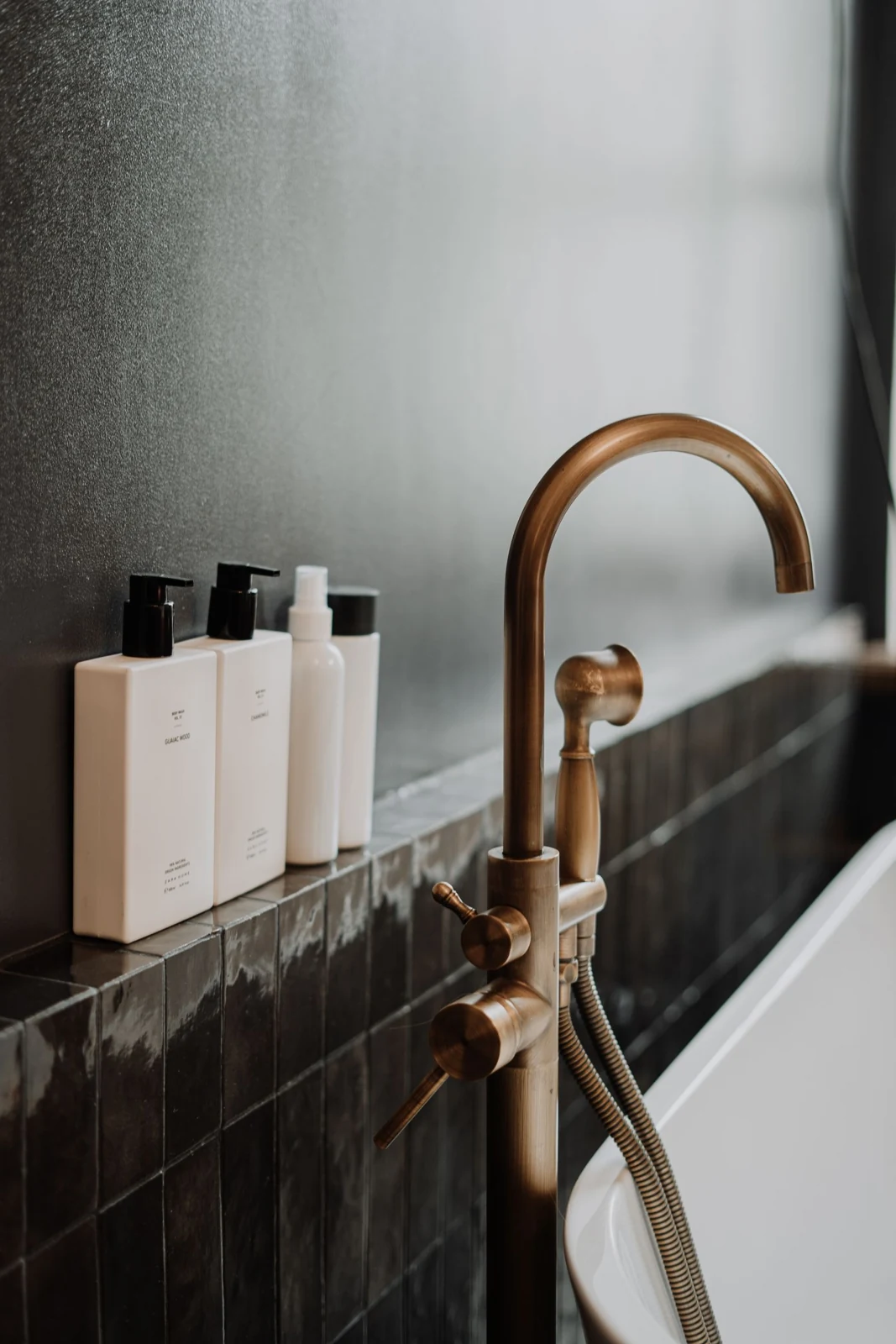 Bath tap and hand-shower hose