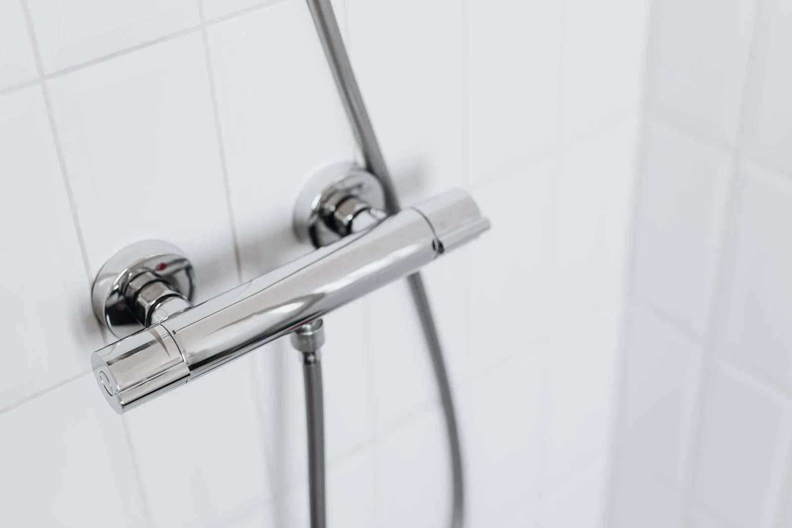Thermostatic shower mixer and hose