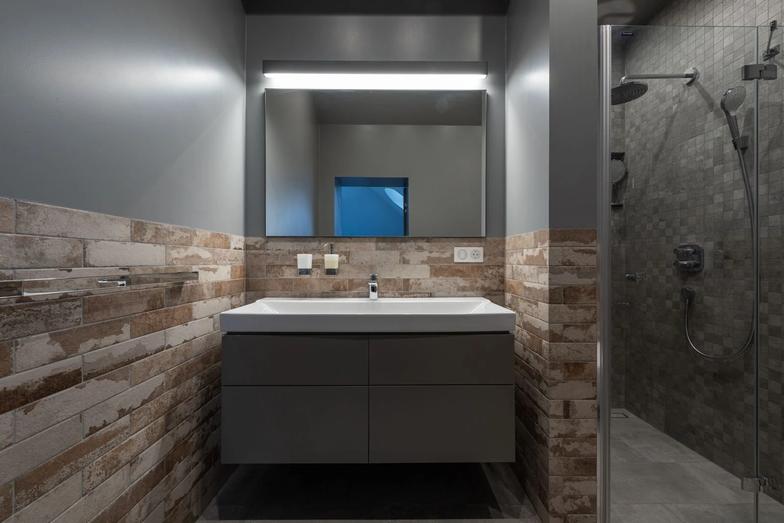 Bathroom layout and fittings