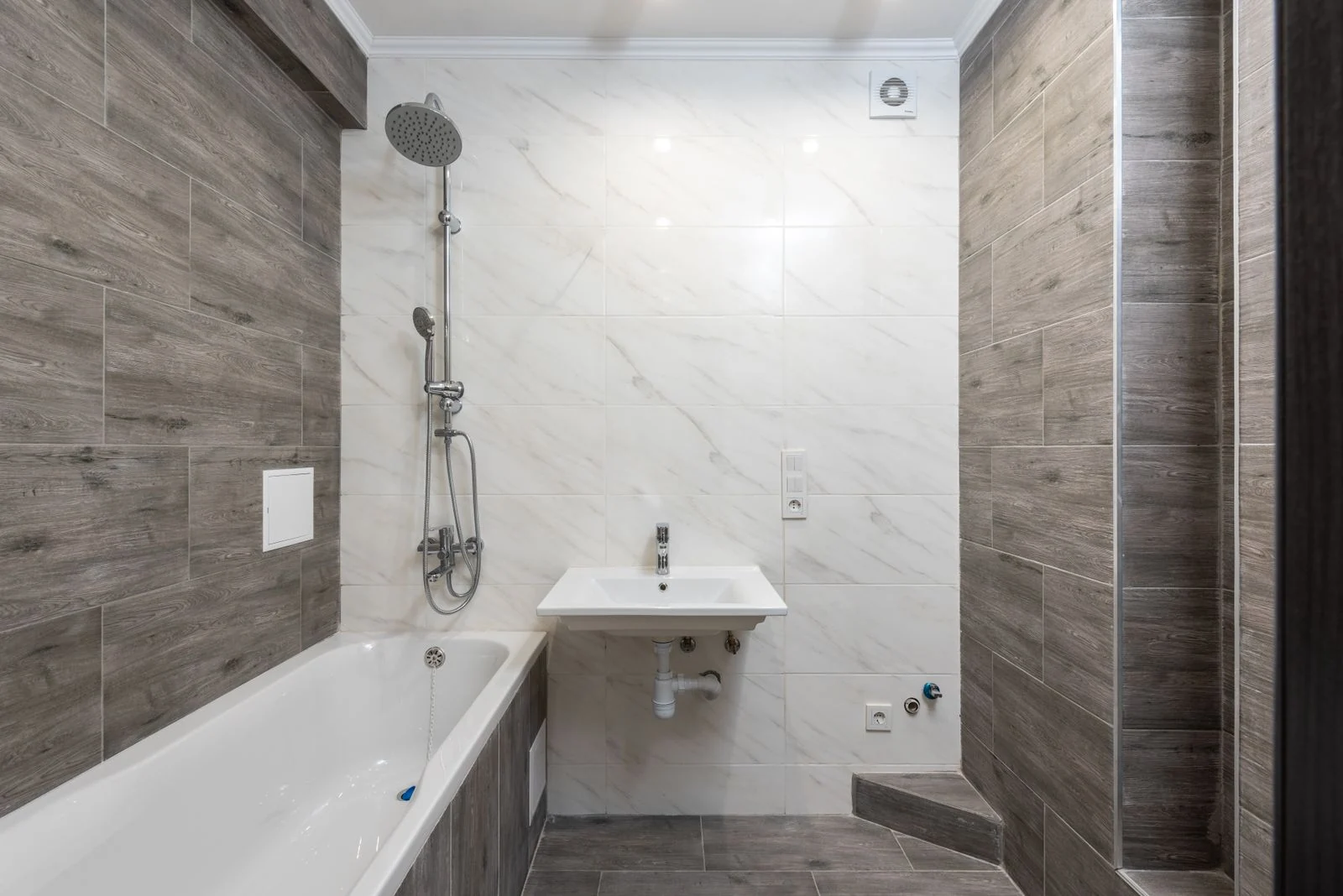 Bathroom layout and fittings